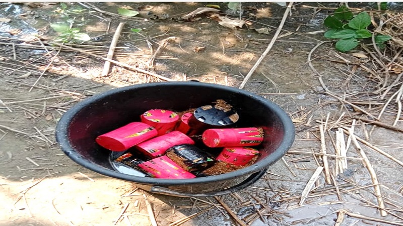 বিজিবি-পুলিশের যৌথ অভিযান চাঁপাইনবাবঞ্জ সীমান্তে ১৯ ককটেল উদ্ধার